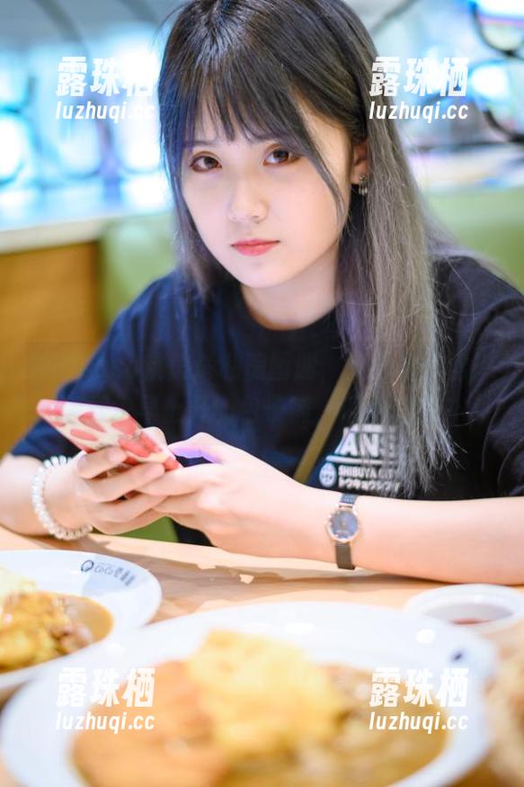 Akisoso秋楚楚私房图册，免费试试看！就像那家早上开的包子铺，满满的意外。