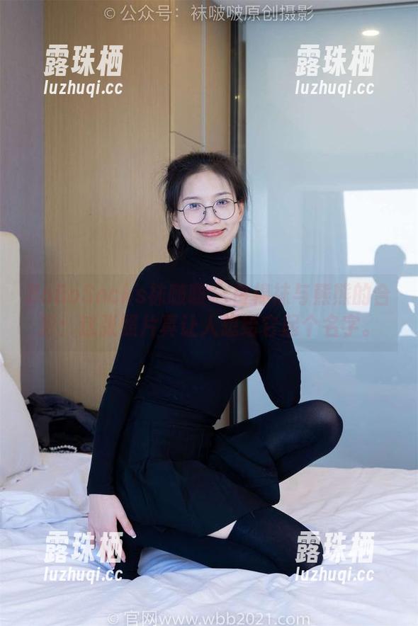BoBoSocks袜啵啵 - 白棉袜与熊熊的合影：这张照片真让人想给它起个名字。