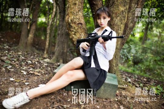 GIRLT果团网-Miss琪 GIRLT果团网 - 随意一瞄!Miss琪的小蛮腰护士服,似乎藏着些好玩儿的东西!