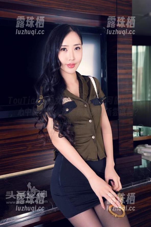 TouTiao头条女神-洛洛可 TouTiao头条女神 - 观看洛洛可的连体衣,心中默默想:这能成为我的新尝试吗?图片带来灵感。