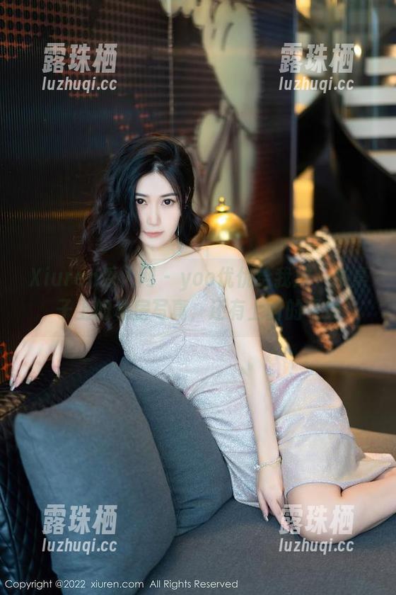 Xiuren秀人网-yoo优优 Xiuren秀人网 - yoo优优给我放一张桌子上的私房写真,还有上面的零钱