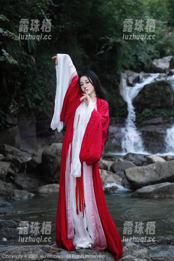 Xiuren秀人网 - 大连海风再猛烈，也无法盖住刘婷婷短裤写真里的这份随意。
