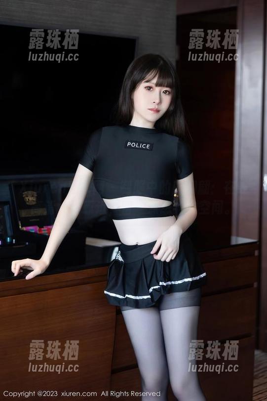 Xiuren秀人网 - 制服中的唐翩翩：在线高清，别靠近，留一点想象的空间。