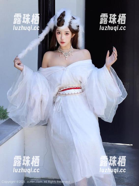 Xiuren秀人网-爱酱里 Xiuren秀人网 - 在爱酱里白色图集中游走,分享当下的悠然