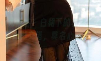 YouMi尤蜜荟 – 白裙下的左冰Queen在线，光影交错，莫名心动又无奈
