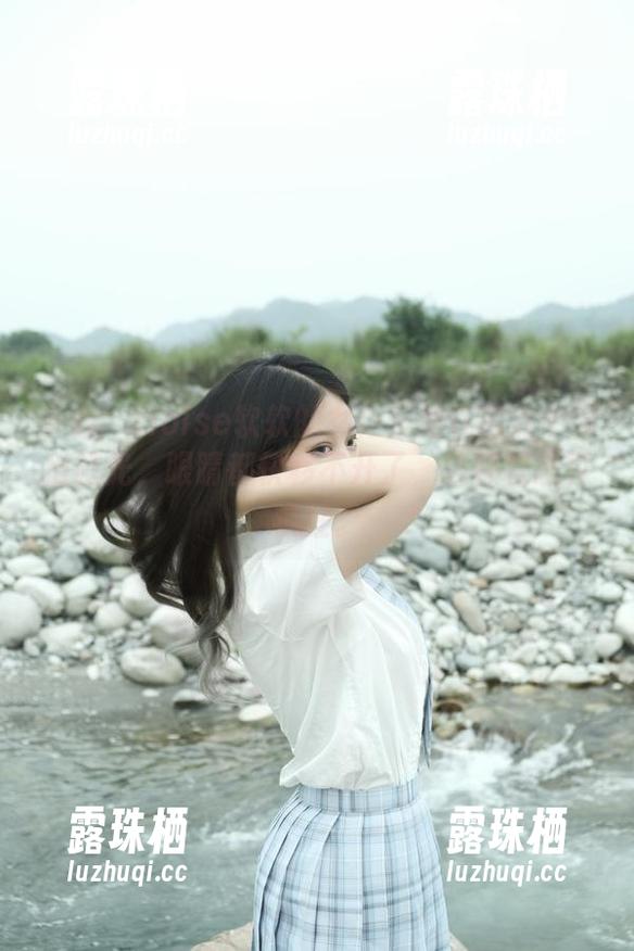 eloise软软 小心!eloise软软的女仆长裙在高清中发出微光,眼睛都快移不开了,这种状态真疯狂。