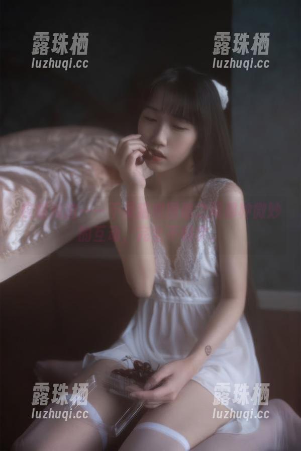 校服私拍——不呆猫和图像之间那种微妙的互动，完全不科学。