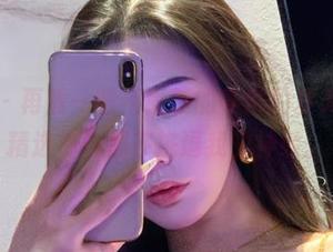 微密圈 – 再看一眼不爱笑的赛琳的夏天美图，精选每张都在挑逗我的神经。