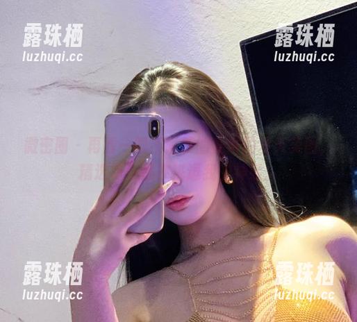微密圈 - 再看一眼不爱笑的赛琳的夏天美图，精选每张都在挑逗我的神经。