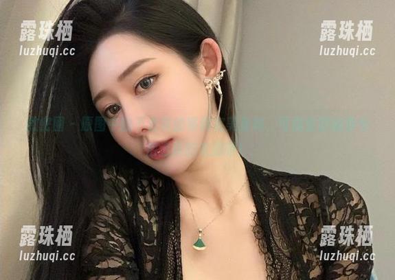 微密圈 - 原图中的不爱笑的赛琳完美身材，可能会影响你今后选择的衣服哦！