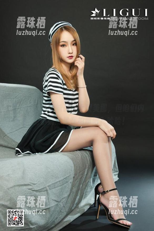 丽柜-心心 丽柜 - 心心学妹最新上架美图,但咱们内心的小疑虑是在拍照吧?哈哈!