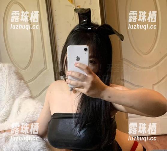 可爱的肉巴 微密圈 - 可爱的肉巴的礼服!无圣光也会发光,网友们为“美图”疯狂打call。