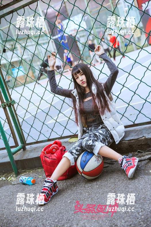 头条女神 - 图册《陈宇熙的比基尼时光》——熊猫喝奶时的清新也不过如此吧。