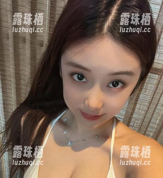 微密圈 - 奶雯的图集，超短黑皮裙定制到让人差点当场晕倒！