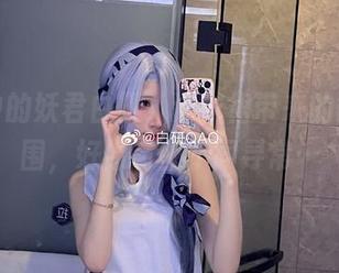 作品中的妖君白研,连衣裙带来的微妙氛围,好像有些不同寻常…