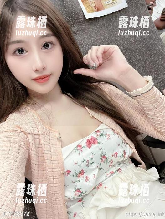 小萌子 微密圈 - 黑白模式下的小萌子,定制内容看得我眼花缭乱,哪里是焦点啊?