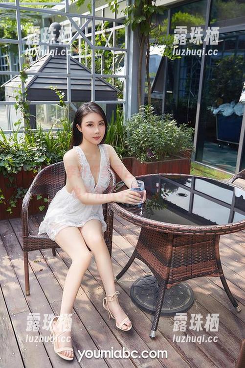 尤蜜荟 - 李纤纤美图合集，白丝壁纸，再也不怕肚子不饿了！