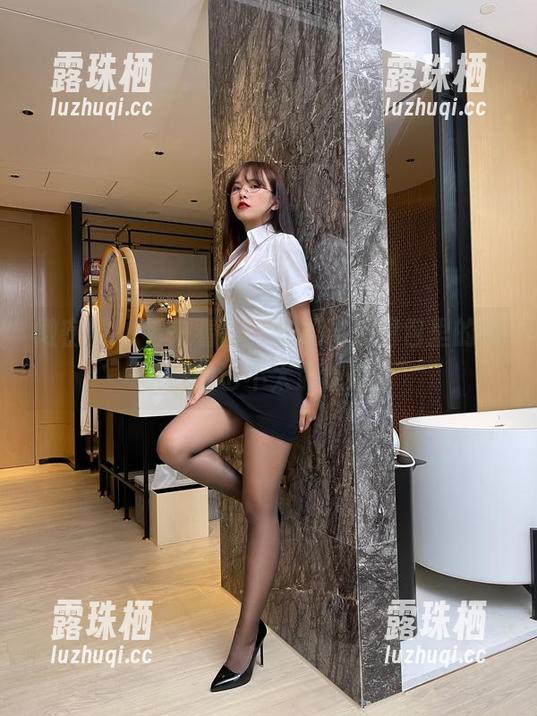 张思允 微密圈 - 看来看去,张思允这图包里的老板好像也不太靠谱呢。