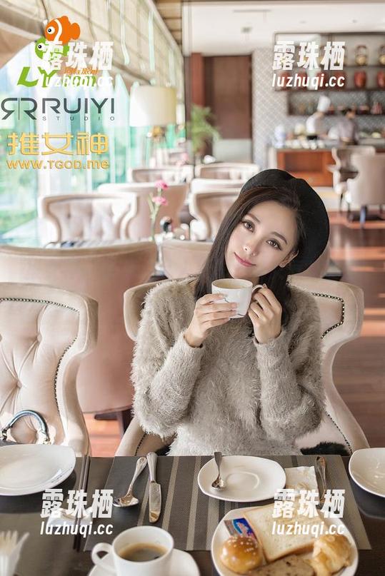 推女神 - 莫雅淇私人摄影，修女气质里藏了多少心思。