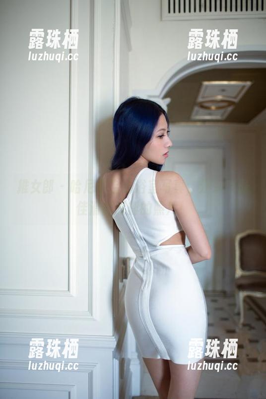 推女郎-哈尼宝宝 推女郎 - 哈尼宝宝的浴室写真,分享我最佳滑倒时刻的照片!