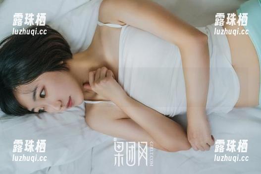 果团网-陈雅漫 果团网 - 在水手服里漫游时光——陈雅漫的写真之旅,从图包里探寻清新与俏皮