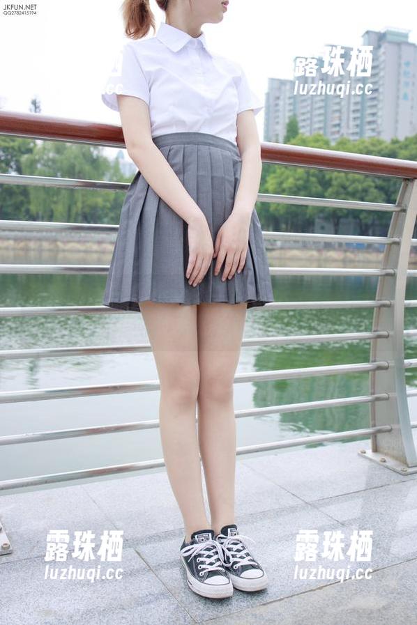 森萝财团 - 吸吸介绍：为你送上免费的沙发旗袍美少女套图！