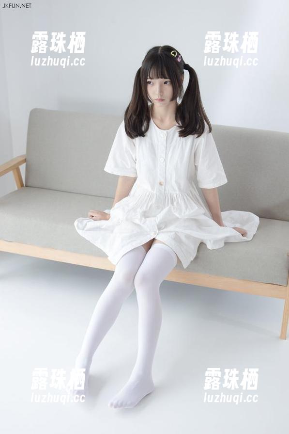 森萝财团 - 小奶糕Milky的图片：双马尾少女，她的白丝腿让我想多看几眼。
