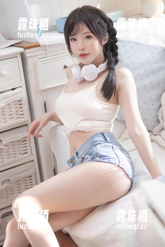 清水由乃的这张“女王”图，好像无形中把我拖入了另一种领地，啧。