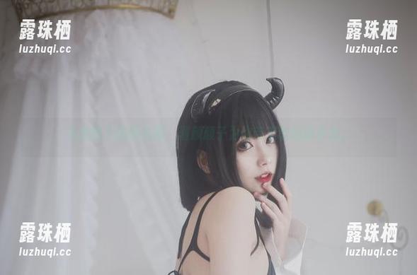 清颜颜子 当美图上演秘书剧,清颜颜子为你带来职场新姿态。