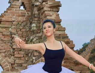 爱丝 – 别闹了,快让佳慧的少女形象占领你的壁纸!