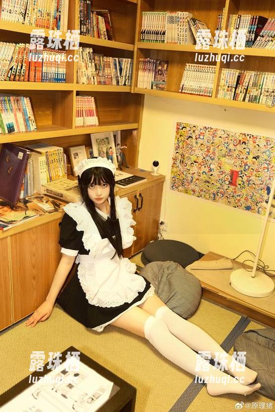 白莉爱吃巧克力 白莉爱吃巧克力的新套图上传了,miku是啥,吃的?穿的吗?