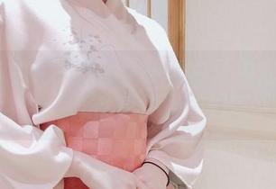 白银81的私拍原图:一片白色中我在找对焦,果然真的有些难啊