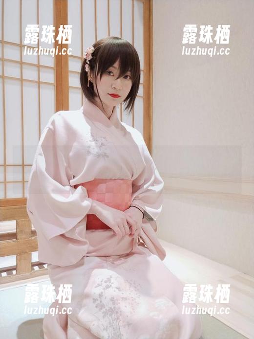 白银81的私拍原图：一片白色中我在找对焦，果然真的有些难啊