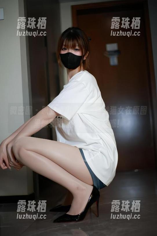 白龙猫女 微密圈 - 职业装库里斯,白龙猫女在原图里想表达啥?我有些疑惑!