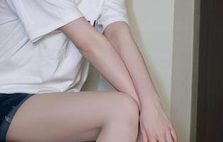 微密圈 – 隐隐约约,白龙猫女的套图中珠光袜成了最大亮点