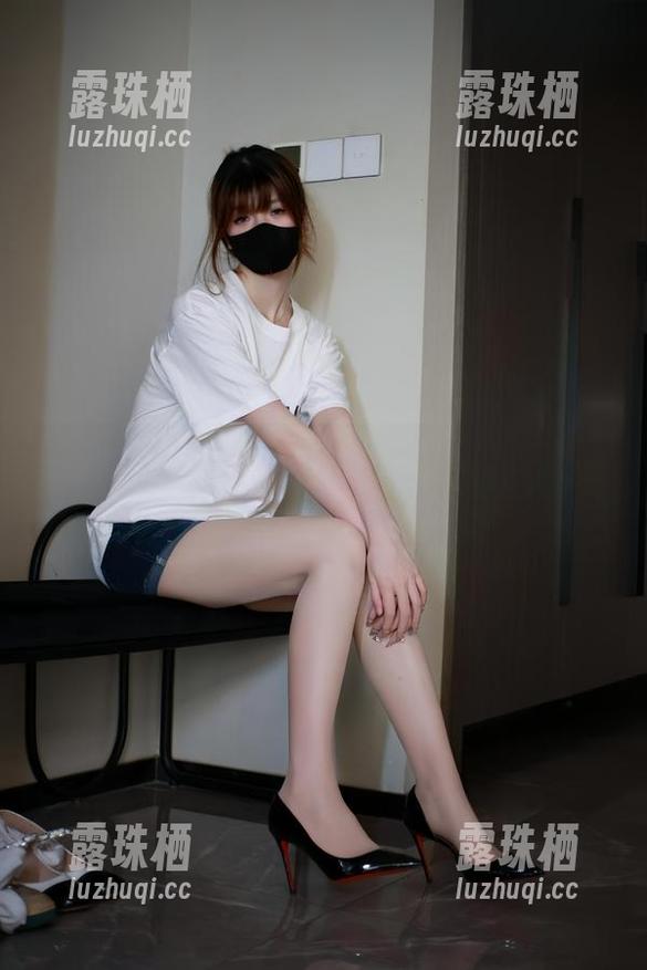 微密圈 - 隐隐约约，白龙猫女的套图中珠光袜成了最大亮点