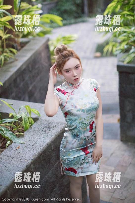 秀人网 - 白丝全集，雨儿1494一半羞涩一半冲动
