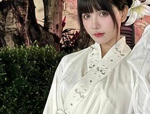 无敌了,秋山AkI的红裙美图,又让我低头看看我这随便的衣服…