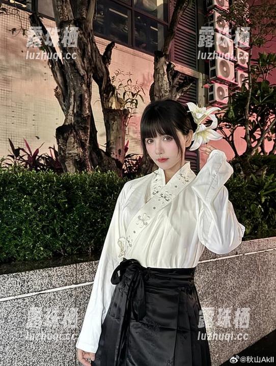 秋山AkI 无敌了,秋山AkI的红裙美图,又让我低头看看我这随便的衣服…