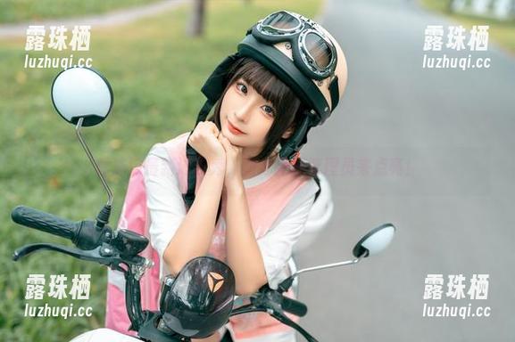 蠢沫沫 蠢沫沫最新泳衣秀,游泳池要管理员来点亮!