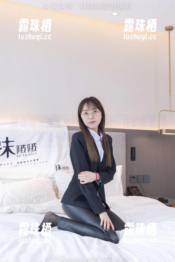 袜啵啵-芝士 袜啵啵 - 芝士的两双高跟鞋:在原图里,洞悉一种新颖的搭配思路。