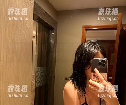 詹詹 微密圈 - 詹詹的红色丁字裤:看着看着,我的眼睛不知不觉就…