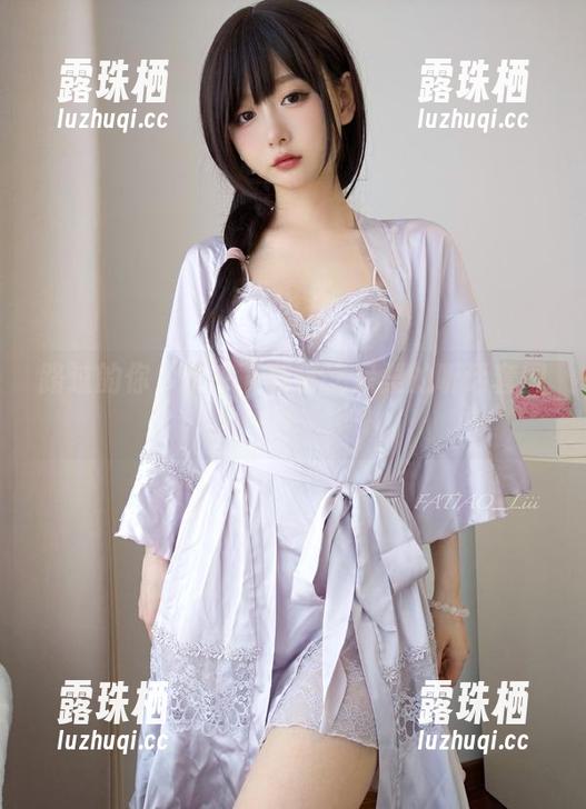 路过的你，快来下载迷之呆梨的听话套图！
