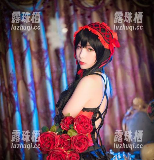 雯粥粥i 愿意共享图库中的雯粥粥i和她的白色T恤,像是逛一家小店的惬意