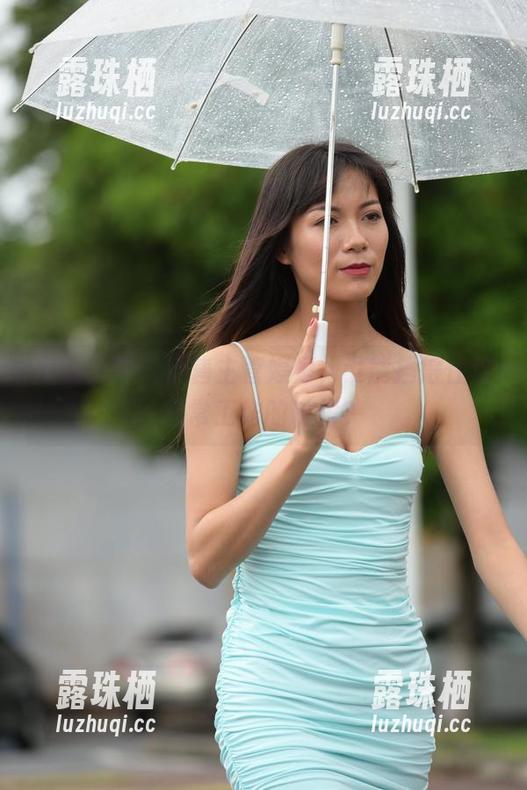 魔镜街拍-婷婷 魔镜街拍 - 销售主管婷婷,谁能挡得住这日常工作的粉裙?