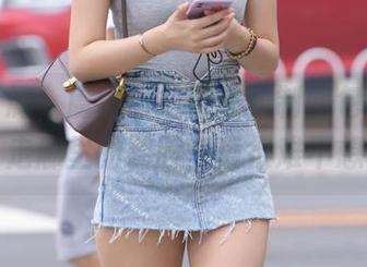 网盘专属,魔镜街拍带来的制服包臀裙小姐姐,走廊里的那股气质很难不想多回味